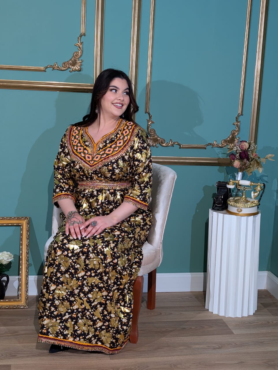 Robe Kabyle Moderne "Dihya" – Éclat Doré & Motifs Floraux**