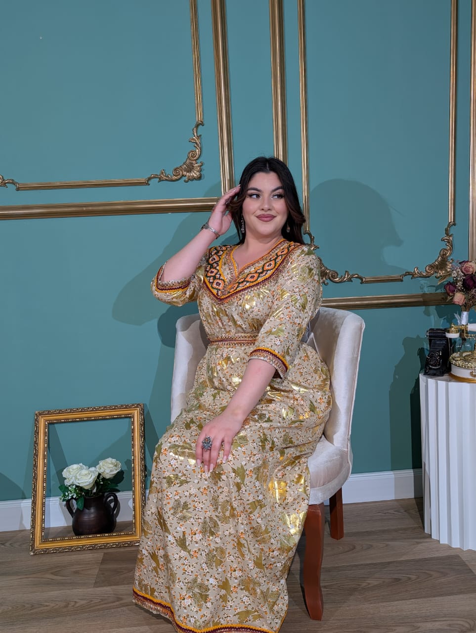 Robe Kabyle Moderne "Dihya" – Éclat Doré & Motifs Floraux**