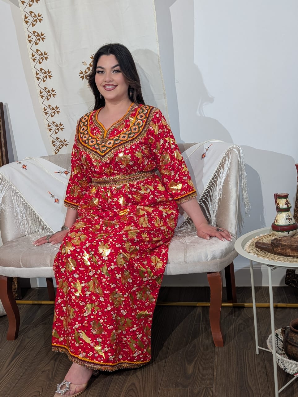Robe Kabyle Moderne "Dihya" – Éclat Doré & Motifs Floraux**