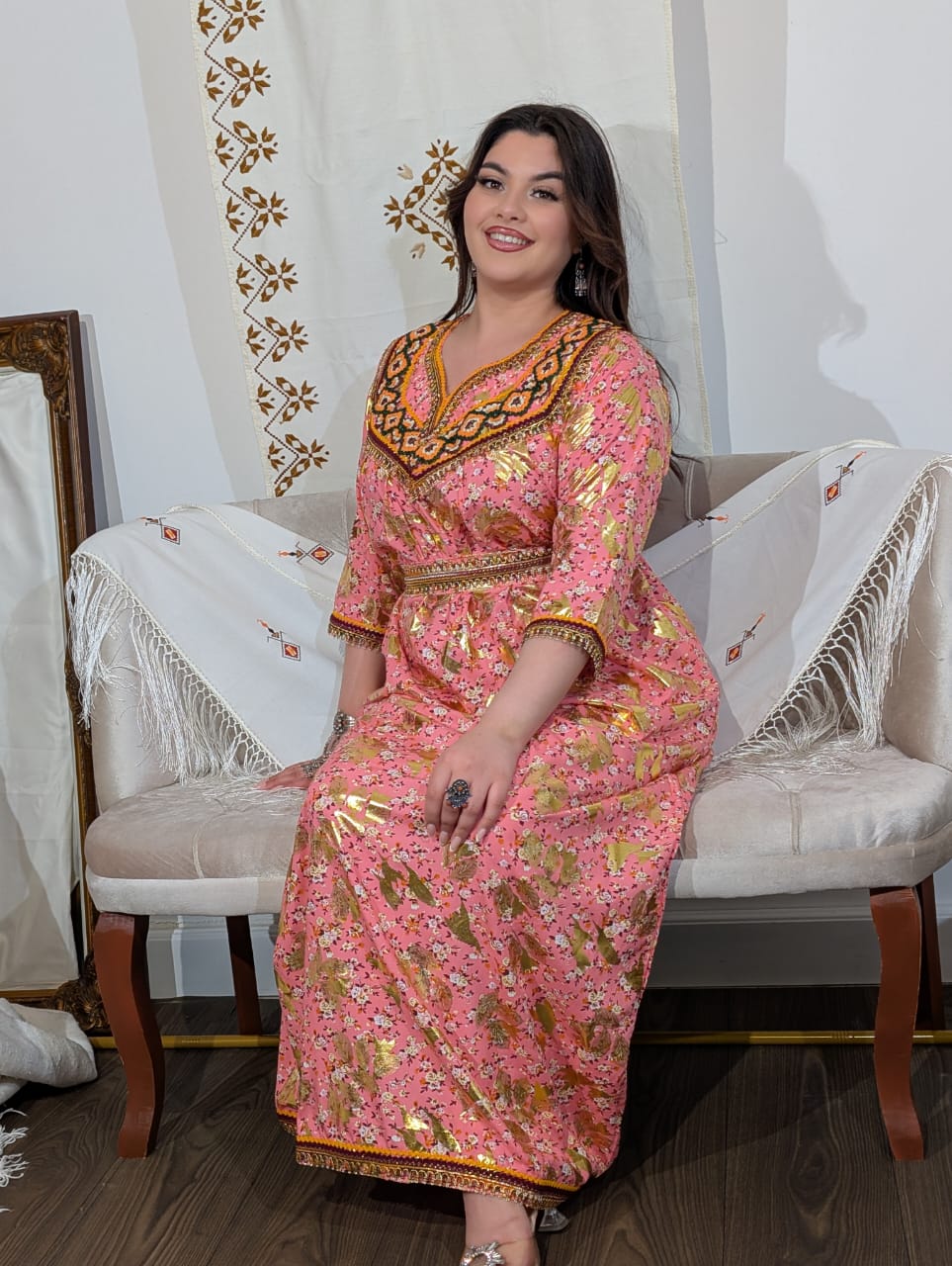 Robe Kabyle Moderne "Dihya" – Éclat Doré & Motifs Floraux**